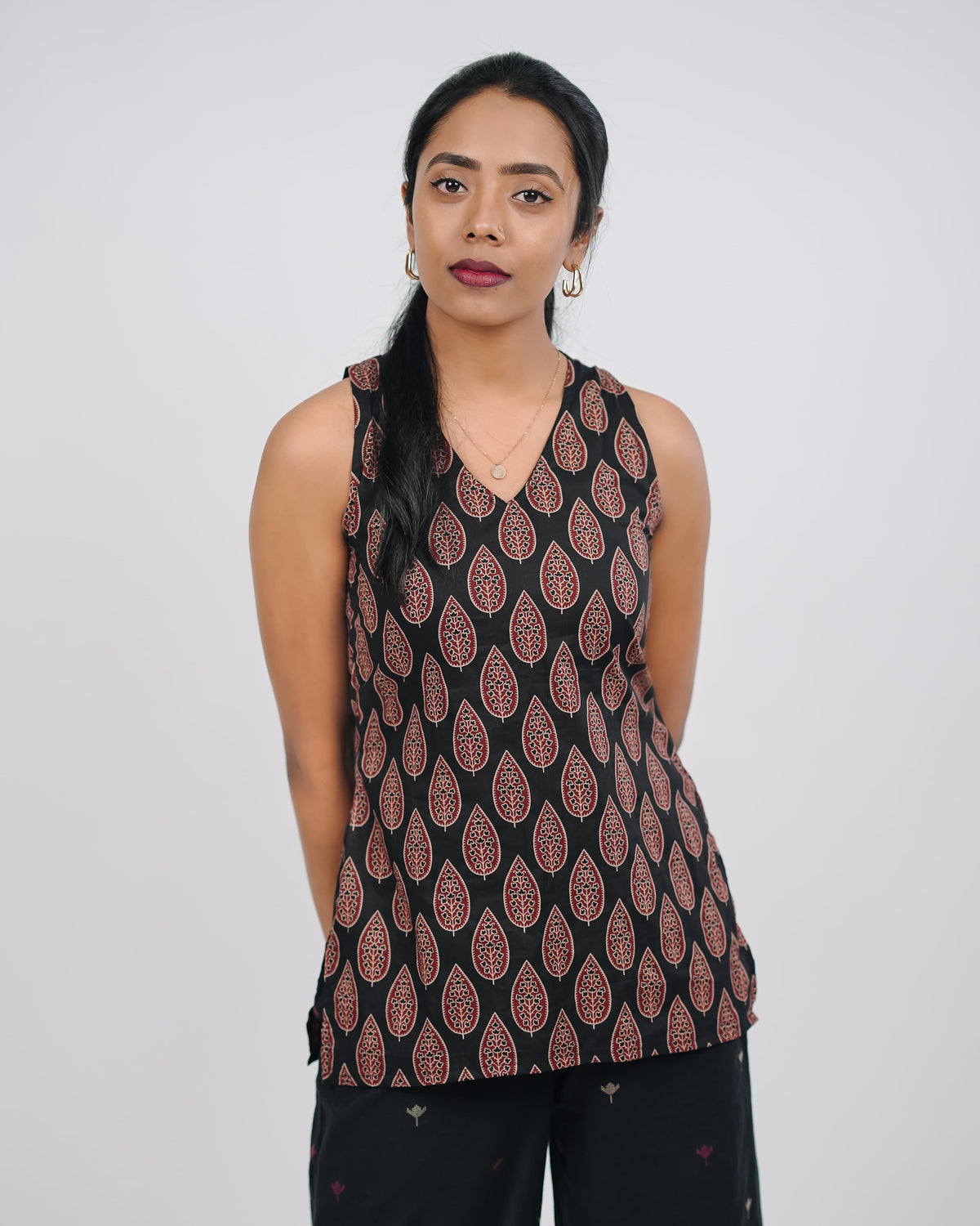 Mughee Leaf Motif Printed V-Neck Casual Top Black
