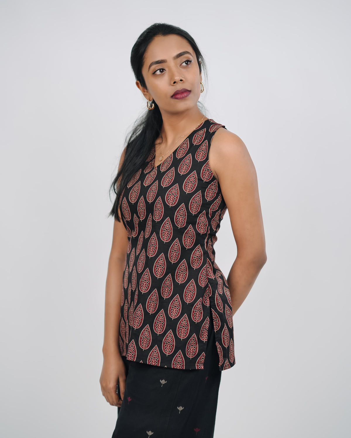 Mughee Leaf Motif Printed V-Neck Casual Top Black